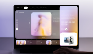 Ecrans desktop et mobile, avec une image d'une personne