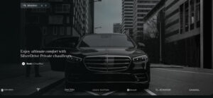 Une voiture sombre dans une rue bordée d'immeuble